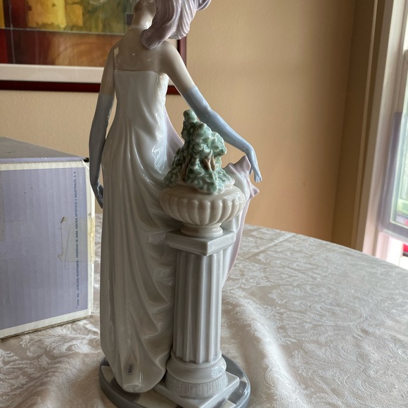 RETIRED 2001 ‘SOCIALITE OF THE 20s LLADRO’ PORCELAIN FIGURINE-Item#01005283 - Picture 6 of 12